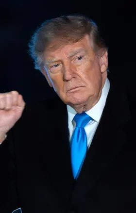 Donald Trump Dice Que EEUU Retiró los Bombarderos de Reino Unido Tras "Algunas Amenazas"