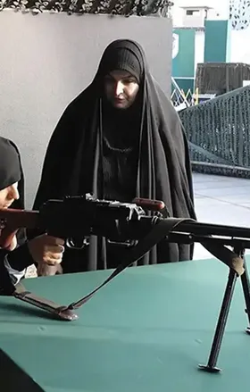 İran’da Sivillere Silah Eğitimi Veriliyor