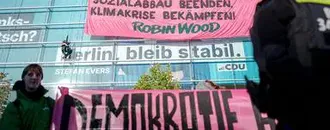 Aktivisten Seilen Sich Vom Dach der CDU-Parteizentrale AB