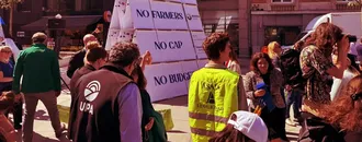 Çiftçilerden AB kurumları önünde protesto