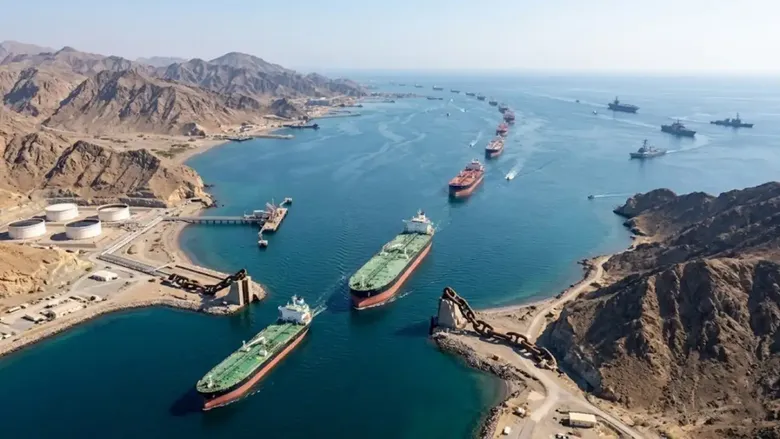 İran: Hürmüz Boğazı'nda İki Petrol Tankerinde Patlama Yaşandı