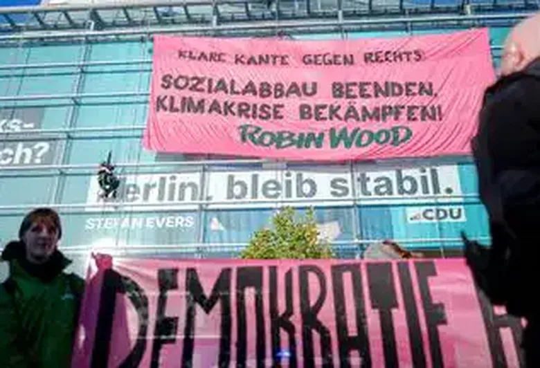 Aktivisten Seilen Sich Vom Dach der CDU-Parteizentrale AB