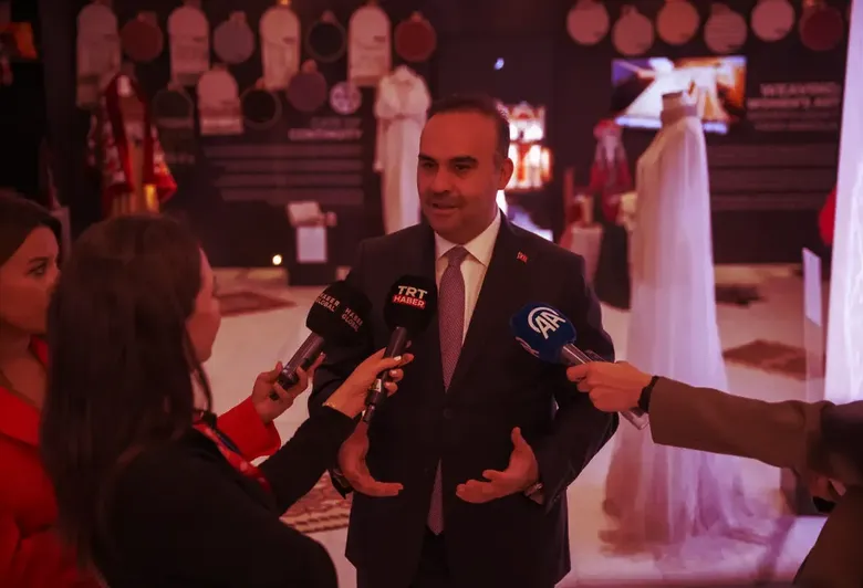 Bakan Kacır, Türkevi'nde "Anadoludakiler" sergisini gezdi: