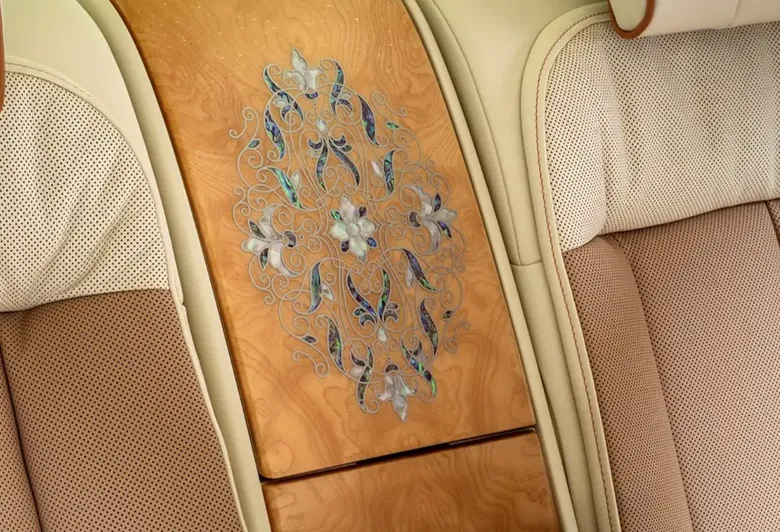 Bir sinek kuşu için 53 parça: Rolls-Royce yeni bir malzemeyi otomobile taşıdı