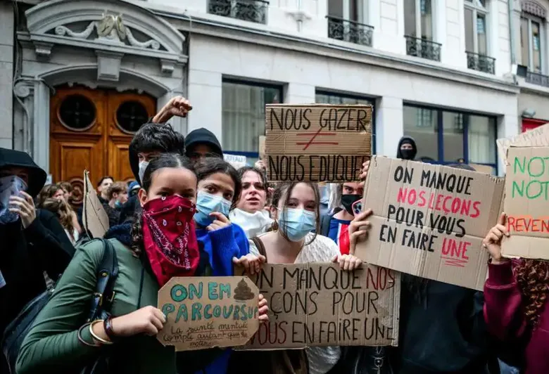 Blocus des Lycées en France : Des Campus Universitaires Rejoignent la Contestation Sociale
