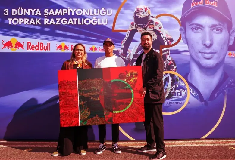 Castrol, sanat ve sporu "Işığın ve Rengin Yolculuğu" eserinde buluşturdu Castrol, sanat ve sporu "Işığın ve Rengin Yolculuğu" eserinde buluşturdu