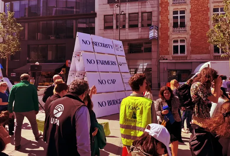Çiftçilerden AB kurumları önünde protesto