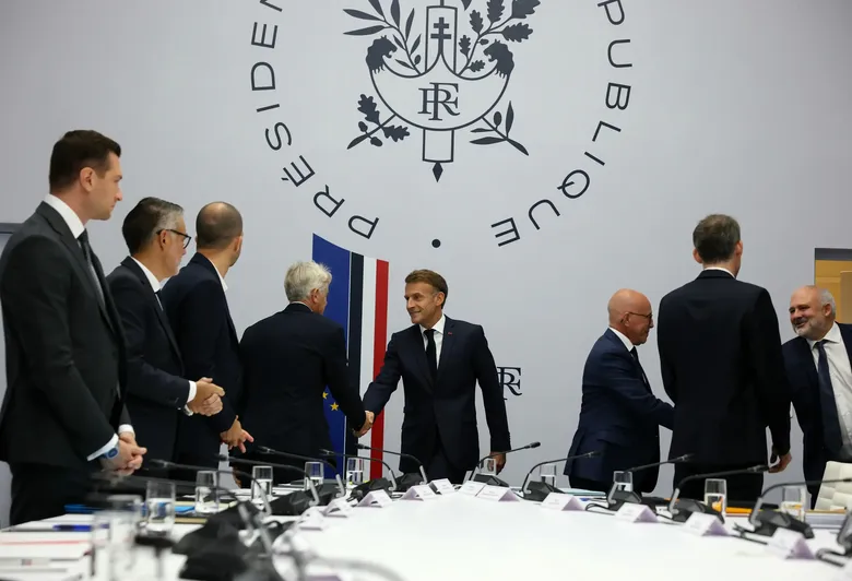 Emmanuel Macron Convoca A Los Aspirantes Presidenciales Para Informarles Del "Rápido Deterioro De La Situación Internacional"