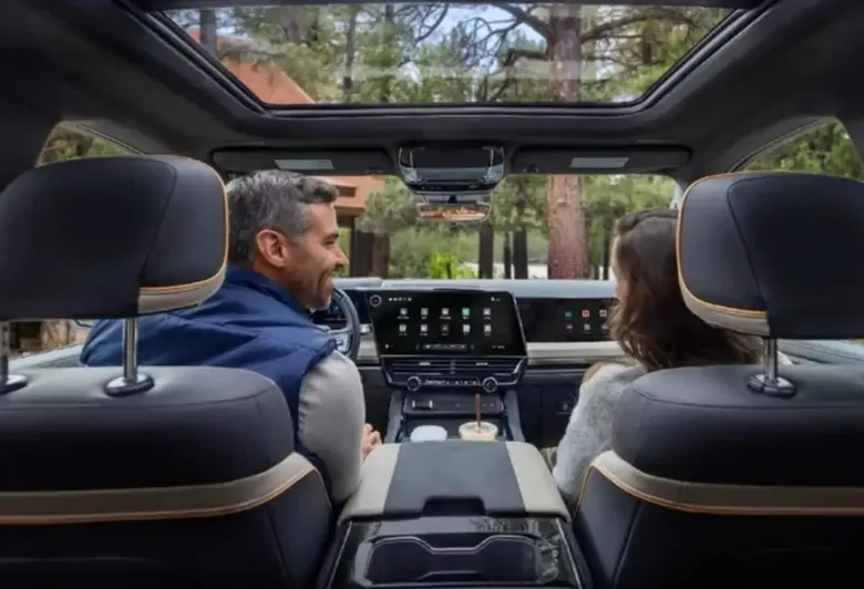 GM, Carplay'i Kaldırmak Yerine Ekranı İkiye Böldü