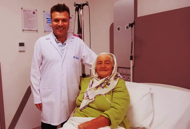"İzsiz cerrahi" ile 81 yaşındaki kanser hastası sağlığına kavuştu