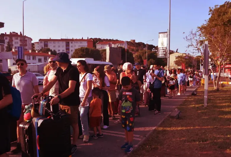 Kurban Bayramı tatilinde Ayvalık'tan Midilli Adası'na geçişlerde yoğunluk yaşanıyor