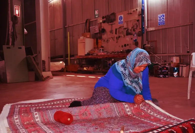Manisa'nın Demirci ilçesinde dokunan halılar dünya pazarında ilgi görüyor