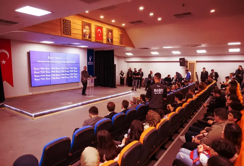 Sanayi ve Teknoloji Bakanı Kacır, Esenler Gençlik Merkezi’nde konuştu: