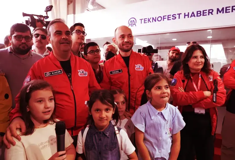 Sanayi ve Teknoloji Bakanı Kacır, TEKNOFEST İstanbul'da AA standını ziyaret etti: