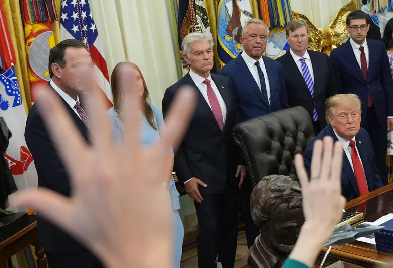 Trump Lanza Una Encuesta Para Cambiar El Nombre De La IA