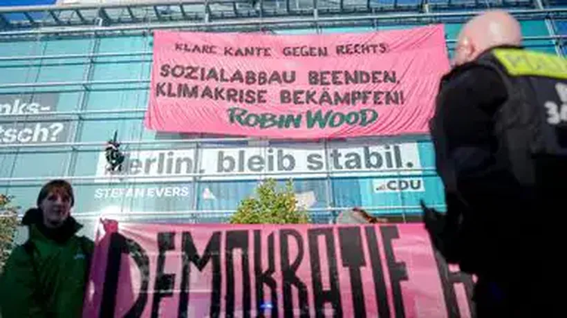 Aktivisten Seilen Sich Vom Dach der CDU-Parteizentrale AB