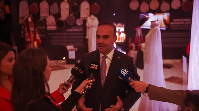 Bakan Kacır, Türkevi'nde "Anadoludakiler" sergisini gezdi: