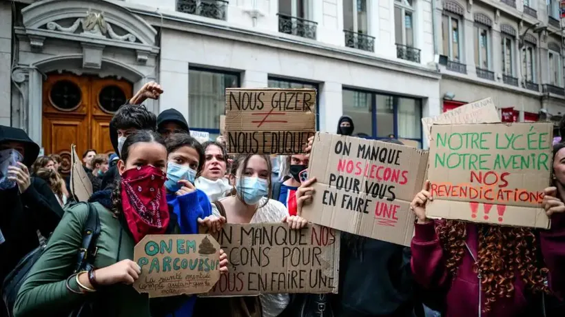 Blocus des Lycées en France : Des Campus Universitaires Rejoignent la Contestation Sociale