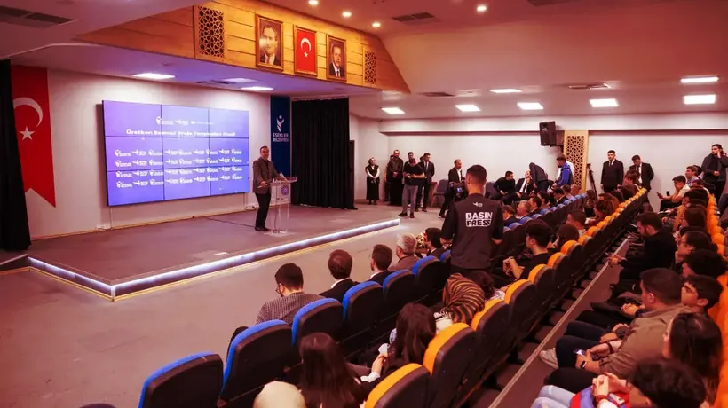 Sanayi ve Teknoloji Bakanı Kacır, Esenler Gençlik Merkezi’nde konuştu: