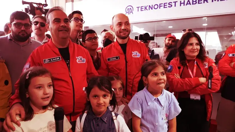 Sanayi ve Teknoloji Bakanı Kacır, TEKNOFEST İstanbul'da AA standını ziyaret etti: