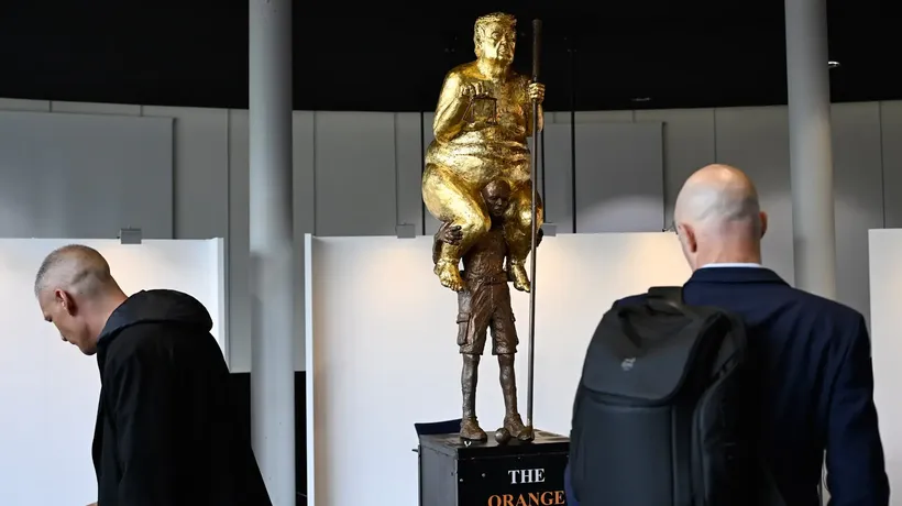 Una Estatua Dorada de Trump Desnudo Se Exhibe en el Parlamento Europeo