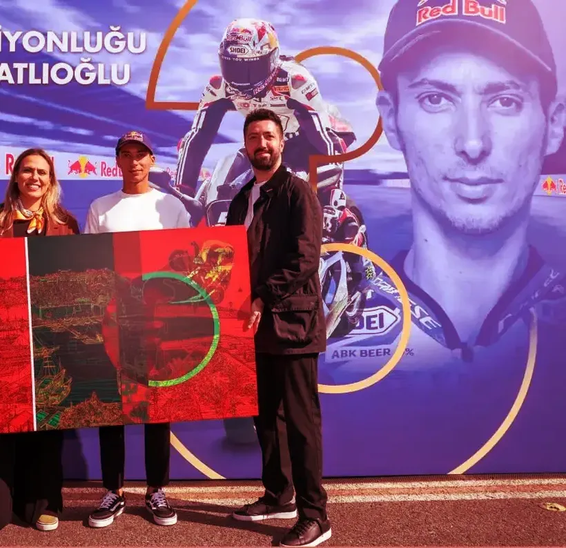 Castrol, sanat ve sporu "Işığın ve Rengin Yolculuğu" eserinde buluşturdu Castrol, sanat ve sporu "Işığın ve Rengin Yolculuğu" eserinde buluşturdu