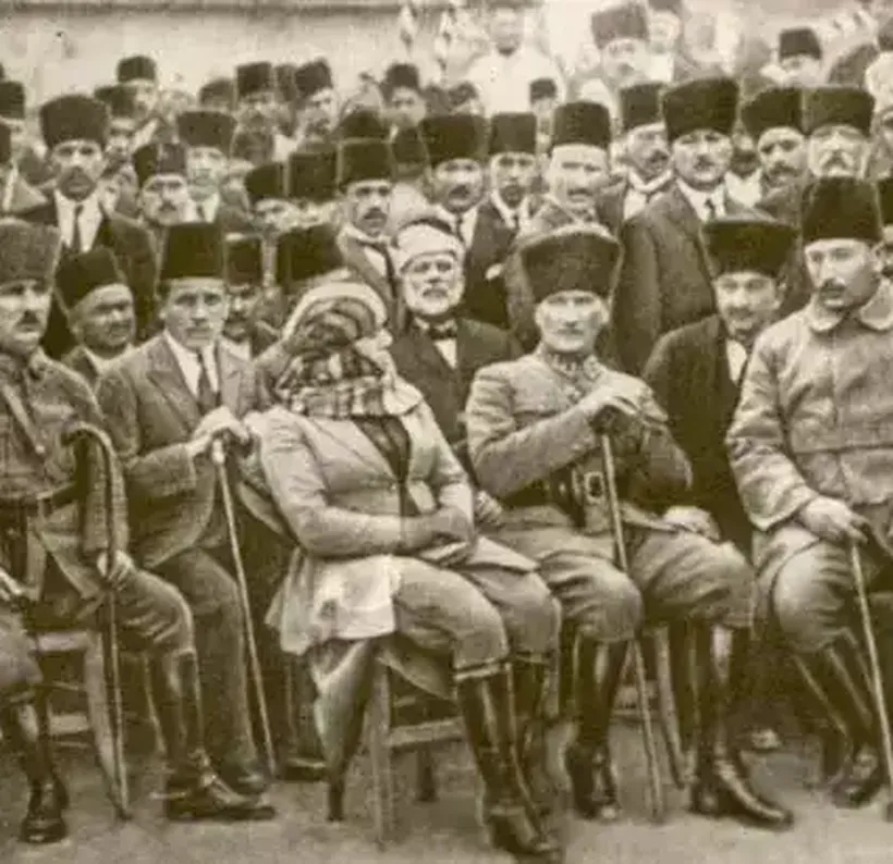 Mustafa Kemal Atatürk: Türkiye Cumhuriyeti'nin Kuruluşunun Mimarı ve Dönüşüm Lideri Mustafa Kemal Atatürk: Türkiye Cumhuriyeti'nin Kuruluşunun Mimarı ve Dönüşüm Lideri