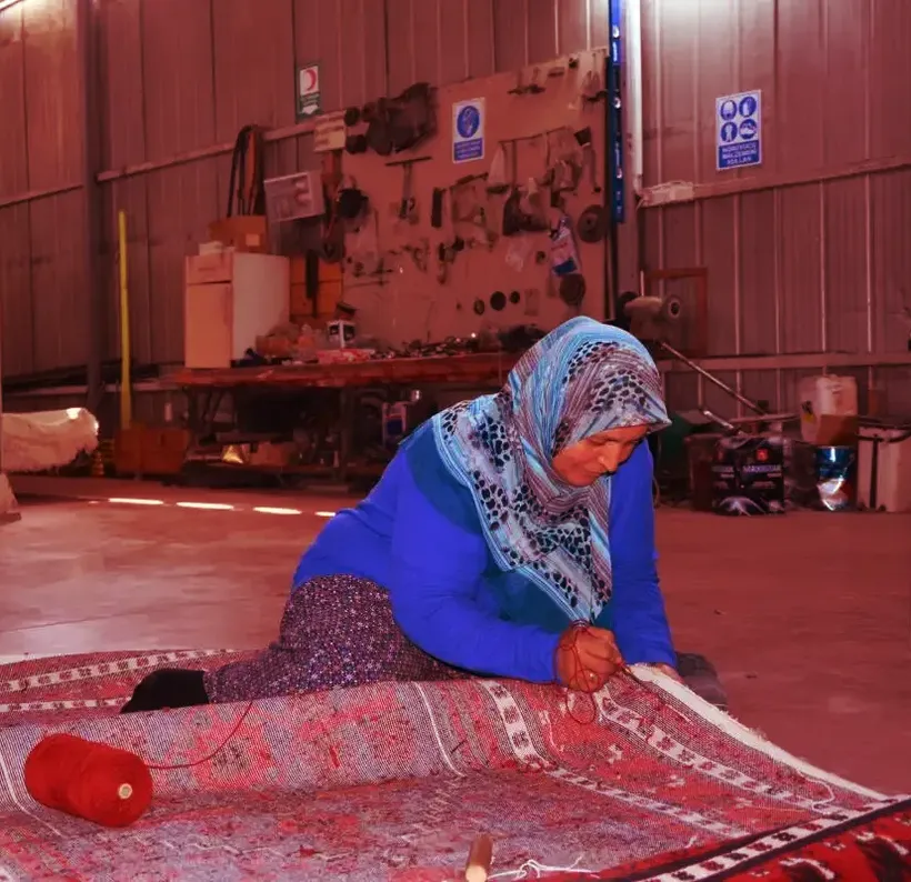 Manisa'nın Demirci ilçesinde dokunan halılar dünya pazarında ilgi görüyor
