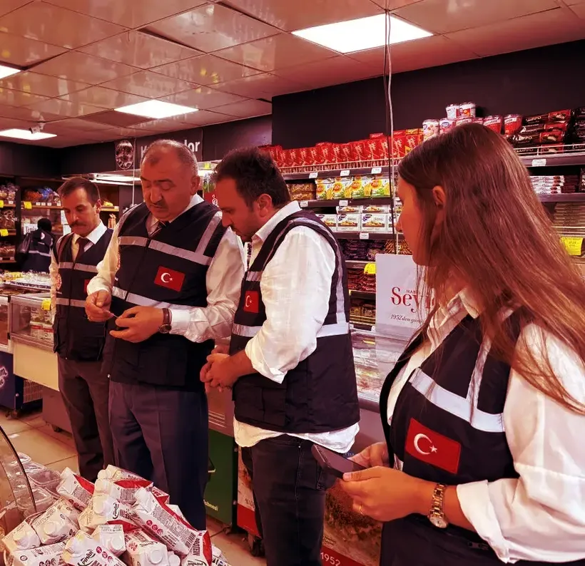 Ticaret Bakanlığı ekipleri İstanbul'da, market, restoran ve kafe denetimlerini sürdürüyor Ticaret Bakanlığı ekipleri İstanbul'da, market, restoran ve kafe denetimlerini sürdürüyor